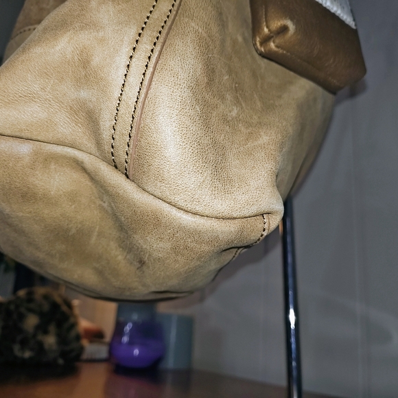 UGG hobo handbag - Picture 8 of 12